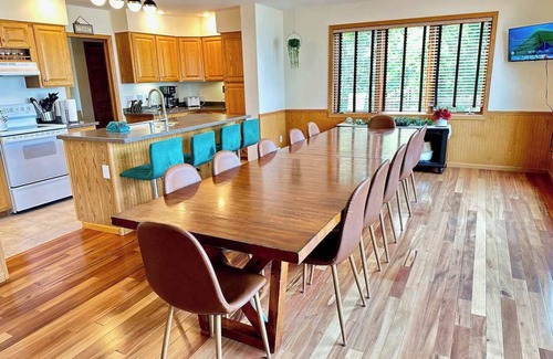 Briggsville House | Waterfront - Hot Tub - 10min to DT - Game Room