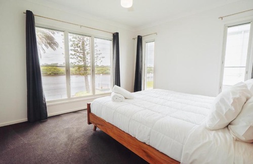 Meldale House | Waterfront house Pumicestone passage