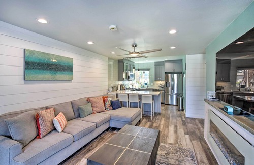 Huntington Beach Condo | Waterfront Huntington Beach Condo w/Fire Pit