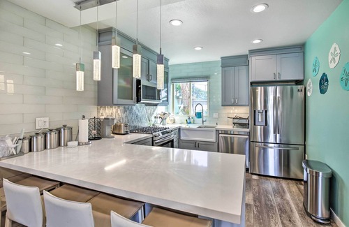 Huntington Beach Condo | Waterfront Huntington Beach Condo w/Fire Pit