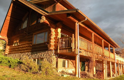 Okanagan-Similkameen House | Waterfront Log Home B&B, 4BR, Naramata Bench, In The Heart Of Wine Country