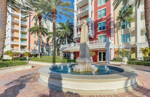 Lantana Apartment | Waterfront luxurious 2 bedrooms apartment with all amenities in fabulous Lantana