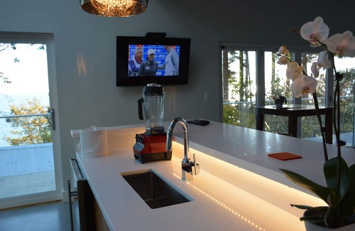 Gibsons House | Waterfront Mid Century Modern, Brand New 4300 sq. ft. Getaway. Perfect Location