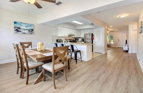 Lake Estates House | Waterfront Modern Retreat! - BNR Vacation Rentals