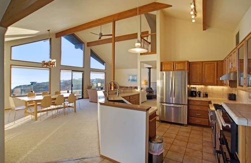 Friday Harbor House | Waterfront! Near Beach! Hot Tub! (orca)