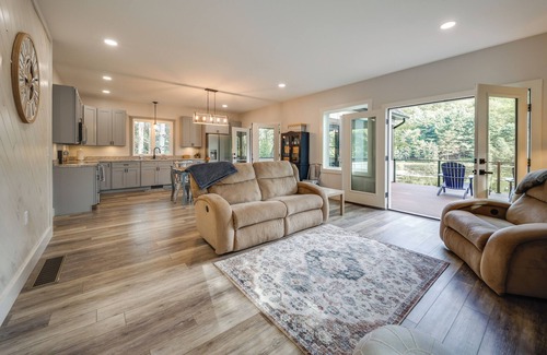 New Albany House | Waterfront New Albany Retreat w/Therapy Animals