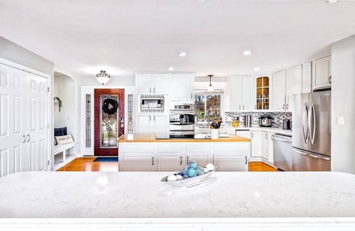 Jeffersonville House | Waterfront*Newspaper featured*Views*Pets*Theater*Hot Tub*Sauna*Luxe Amenities