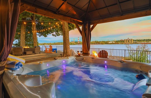 Jeffersonville House | Waterfront*Newspaper featured*Views*Pets*Theater*Hot Tub*Sauna*Luxe Amenities