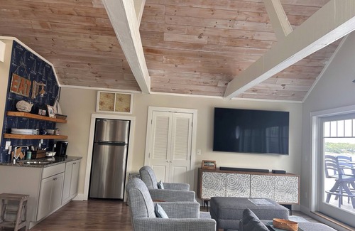 Teaticket House | Waterfront oasis 2 master suites, 3 private decks, close to beach & shopping