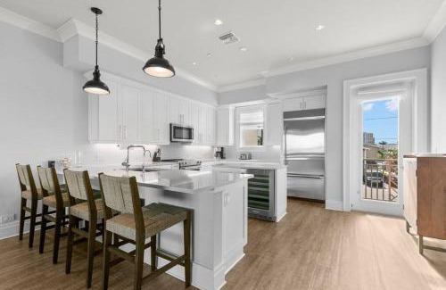 Clearwater Beach House | Waterfront Oasis 3 BR/4 beds~3 min walk to beach.