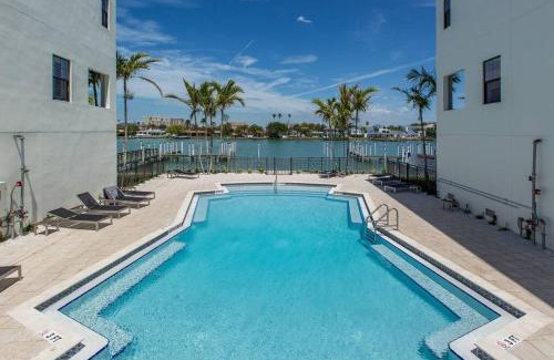 Clearwater Beach House | Waterfront Oasis 3 BR/4 beds~3 min walk to beach.