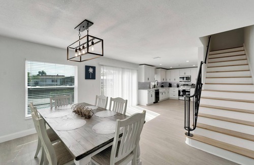 Bay Crest Park House | Waterfront Paradise - Modern - Pool & Grill