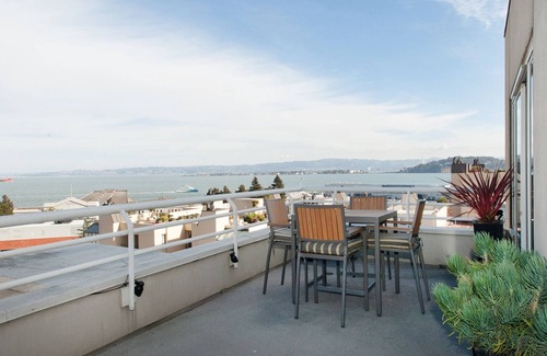 Telegraph Hill Condo | WATERFRONT PENTHOUSE. SPECTACULAR VIEWS, DECKS, PRIVACY, QUIET, PARKING, GYM.