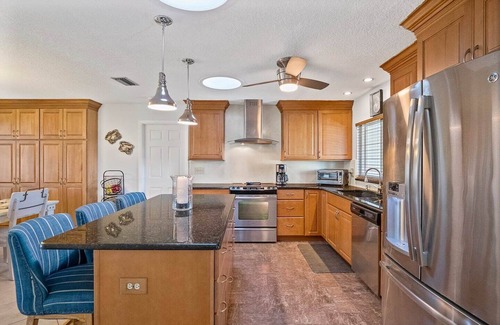 Palm Harbor House | Waterfront/Pool/Hot Tub/Dock/Game Room - Close to Beach