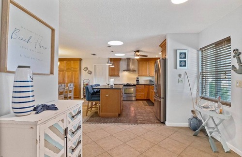 Palm Harbor House | Waterfront/Pool/Hot Tub/Dock/Game Room - Close to Beach