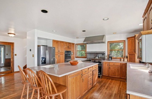 Mount Vernon House | Waterfront Retreat with private beach and dock