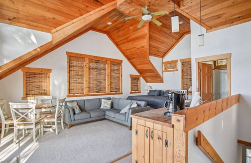 Mount Vernon House | Waterfront Retreat with private beach and dock