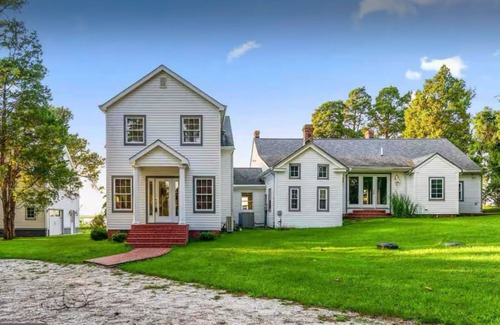 Mount Vernon House | Waterfront Retreat with private beach and dock