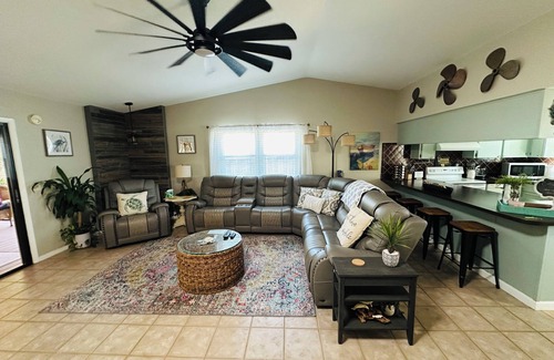 Homosassa Cottage | Waterfront screened in deck, Canoe, Kayaks & wildlife with river & ocean access
