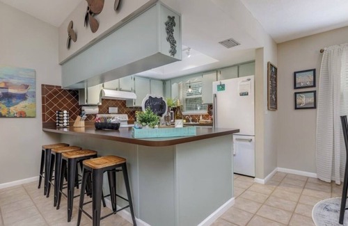 Homosassa Cottage | Waterfront screened in deck, Canoe, Kayaks & wildlife with river & ocean access