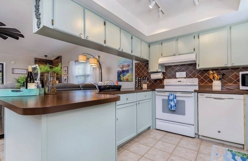 Homosassa Cottage | Waterfront screened in deck, Canoe, Kayaks & wildlife with river & ocean access