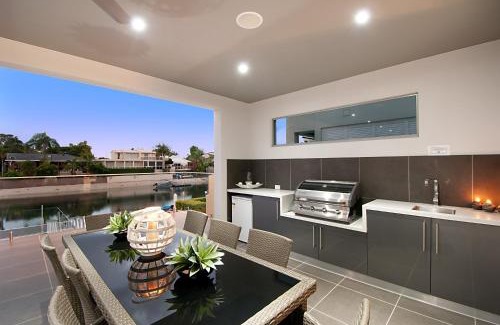 Broadbeach Waters House | Waterfront Splendour