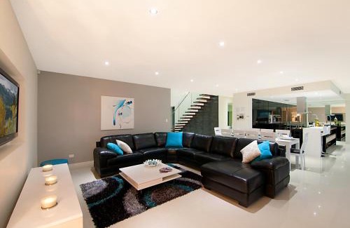 Broadbeach Waters House | Waterfront Splendour