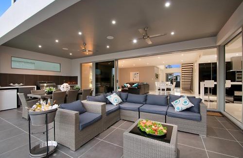 Broadbeach Waters House | Waterfront Splendour