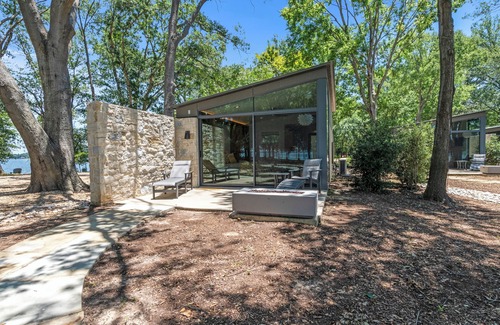 Malakoff Cottage | Waterfront stay w/private pickleball court, lakeside hammocks & cozy firepits