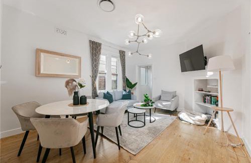 Millers Point Villa | Waterfront Stylish & Charming City Retreat