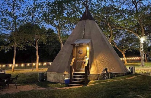 Seguin House | Waterfront Teepee 0 - Bird Sings