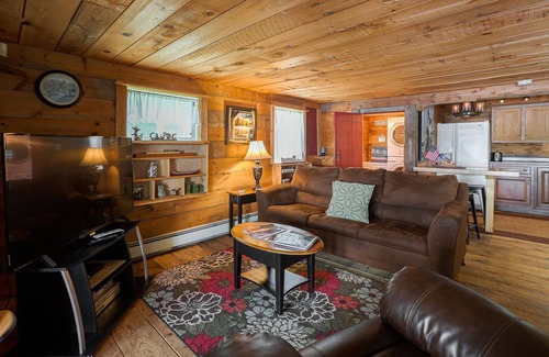 Eddington Cabin | Waterfront Victoria Cottage, Kayaks Included, Dogs Welcome