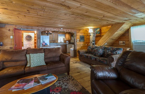 Eddington Cabin | Waterfront Victoria Cottage, Kayaks Included, Dogs Welcome