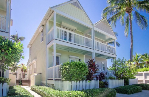 Marathon Villa | Waterfront Villa in Paradise. Dipping pool. Middle Keys. Soak in the sun