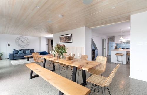 Newquay House | Watersend House located 500m from the majestic Watergate Bay. Set in an acre of private landscaped g