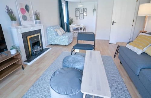 Vauxhall Apartment | Waterside Apartment FREE parking
