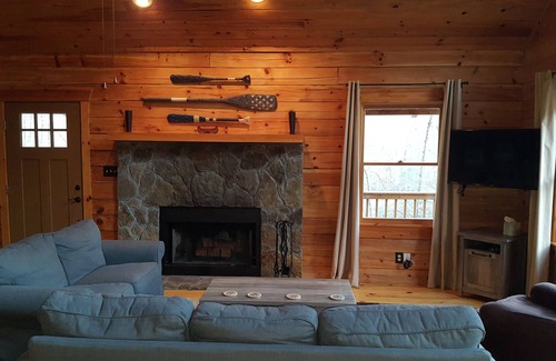Murrayville Cabin | WATERSIDE CABIN on river/13 acres. Hot-tub. Near wineries, weddings & more