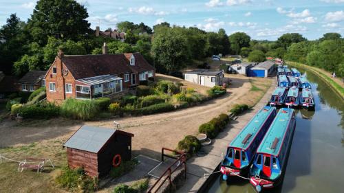 Linslade House | Waterside Cottage - Sleeps 11 on Grand Union Canal