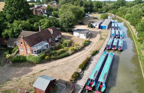 Linslade House | Waterside Cottage - Sleeps 11 on Grand Union Canal