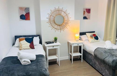 Winshill House | Waterside Stay- 3 Bed House- Sleeps 5- Parking- Fast Wifi