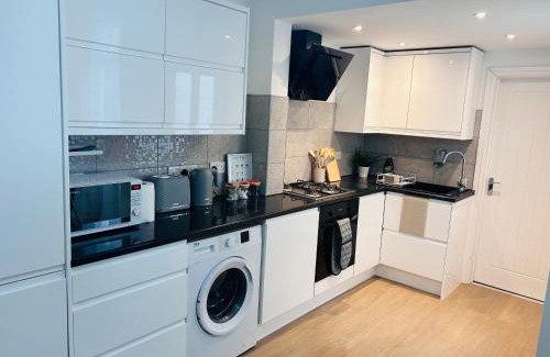 Winshill House | Waterside Stay- 3 Bed House- Sleeps 5- Parking- Fast Wifi