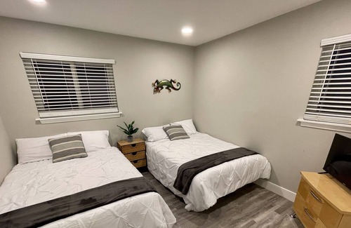 Drayton Plains House | Watkins Lake Retreat - 5 Bedroom Up to 24 Guests!