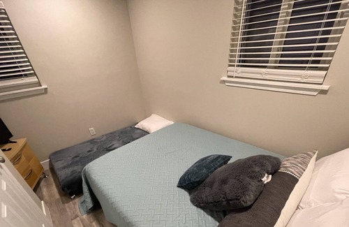 Drayton Plains House | Watkins Lake Retreat - 5 Bedroom Up to 24 Guests!