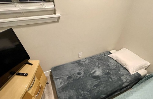 Drayton Plains House | Watkins Lake Retreat - 5 Bedroom Up to 24 Guests!