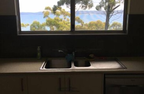 Long Beach House | Waverton - stunning views and short walk to beach