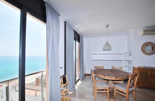 Montgat Apartment | Waves and sky