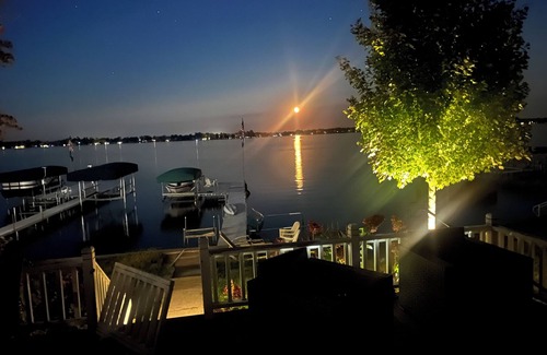 Syracuse Cottage | Wawasee cottage Pier 523