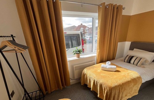 Swindon Apartment | Wayfield Serviced Apartment - 2 bedrooms, Free WIFI, Netflix & Parking