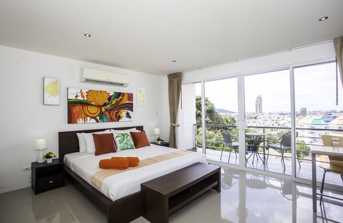 Nanai Road Resort | Wazza's Patong Apartment, Smart TV and Fast Wi-Fi, Swimup Bar, Restaurant & Gym.