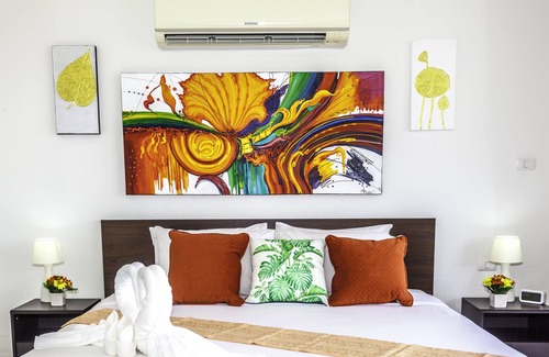 Nanai Road Resort | Wazza's Patong Apartment, Smart TV and Fast Wi-Fi, Swimup Bar, Restaurant & Gym.